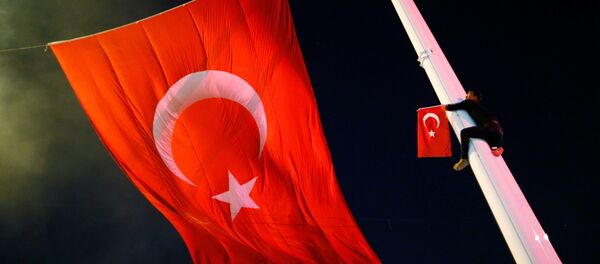 Un partisant du président turc Erdogan sur la place Taksim à Istanbul - Sputnik Afrique