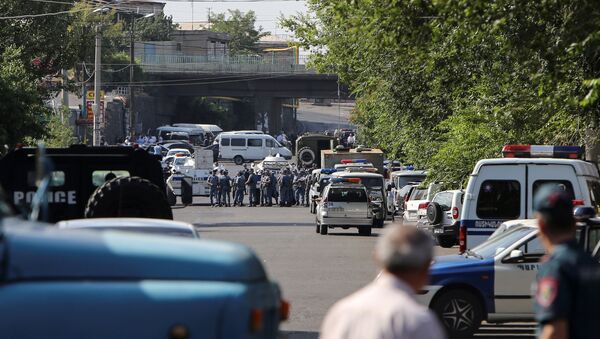 La police arméniene bloque une rue devant un commissariat de police d'Erevan - Sputnik Afrique
