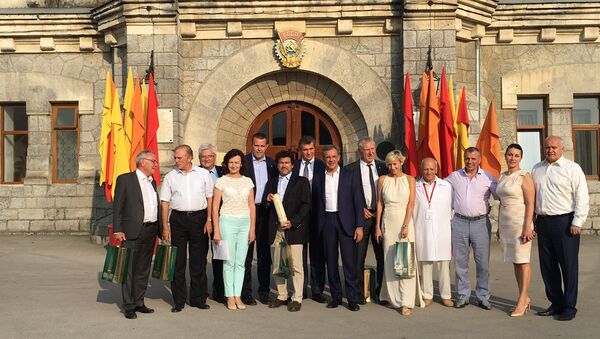 La délégation des députés français, en visite en Crimée, devant les caves de Massandra - Sputnik Afrique