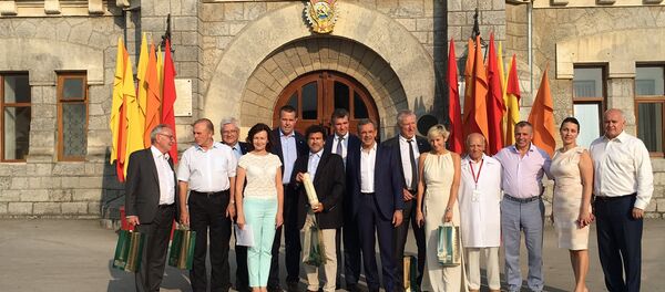 La délégation des députés français, en visite en Crimée, devant les caves de Massandra - Sputnik Afrique