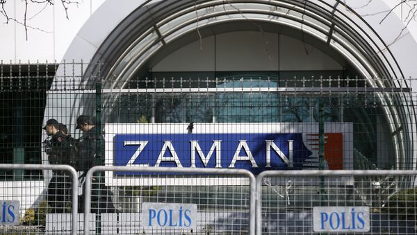 La police anti-émeutes turque devant la rédaction du journal Zaman à Istanbul - Sputnik Afrique