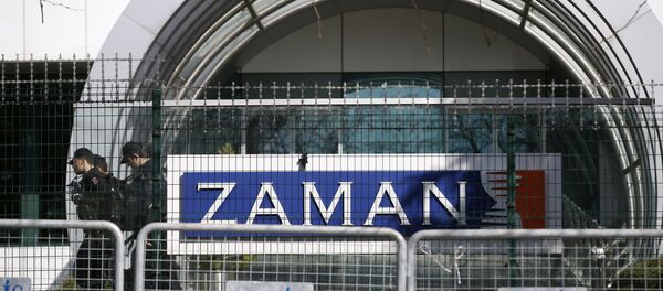 La police anti-émeutes turque devant la rédaction du journal Zaman à Istanbul La police anti-émeutes turque devant la rédaction du journal Zaman à Istanbul - Sputnik Afrique