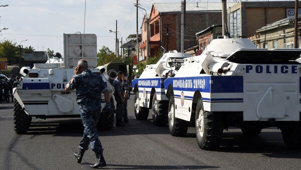 La police bloque une rue devant le commissariat de police contrôlé par un groupe armé à Erevan - Sputnik Afrique