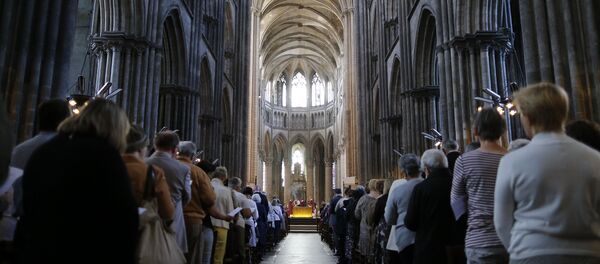 Les Français de toutes confessions rendent hommage au prêtre égorgé - Sputnik Afrique