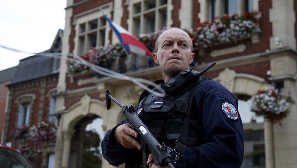 Un policier français devant l'Hôtel de ville de Saint-Etienne-du-Rouvray - Sputnik Afrique