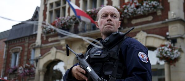 Un policier français devant l'Hôtel de ville de Saint-Etienne-du-Rouvray - Sputnik Afrique