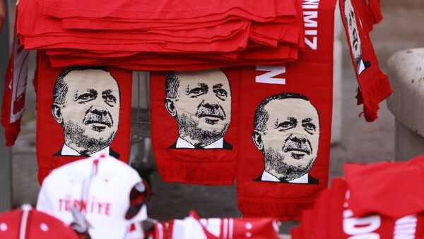 Cette image prise le 25 juillet, 2016, montre des écharpes à l'effigie du président turc Recep Tayyip Erdogan - Sputnik Afrique