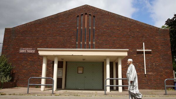 Un musulman passe devant l'église Saint-Thérèse de Saint-Etienne-du-Rouvray (Normandie) - Sputnik Afrique