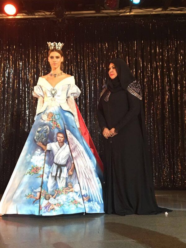  Mona Al Mansouri (à droite) présente sa robe à Moscou - Sputnik Afrique