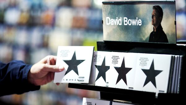 Une copie de Blackstar, le dernier album de musicien britannique David Bowie - Sputnik Afrique