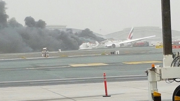Eine Emirates-Boeing 777 steht am Flughafen in Dubai in Flammen - Sputnik Afrique