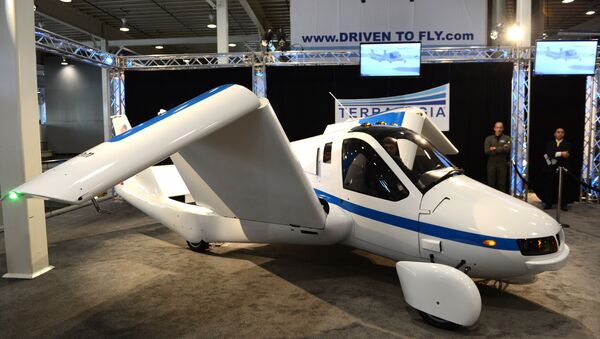 The wings fold up in a demonstration of the Terrafugia Flying Car during the first day of press previews at the New York International Automobile Showon April 4, 2012 in New York - Sputnik Afrique