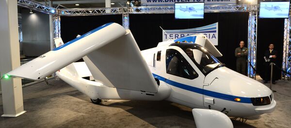 The wings fold up in a demonstration of the Terrafugia Flying Car during the first day of press previews at the New York International Automobile Showon April 4, 2012 in New York - Sputnik Afrique
