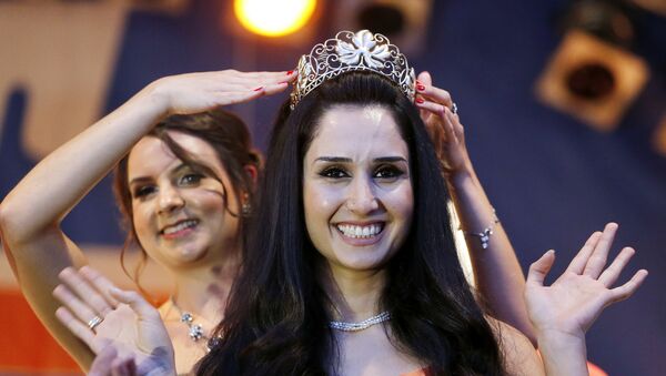 Being crowned by her predecessor, 26-year-old former Syrian refugee Ninorta Banho is crowned, becoming the first former refugee in Germany to be crowned Wine Queen of Trier, in the town of Trier, southern Germany, Wednesday, Aug. 3, 2016 - Sputnik Afrique