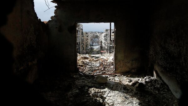 Damaged buildings are seen through a door at al-Ezaa frontline in Aleppo, March 2, 2015. - Sputnik Afrique