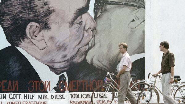 Граффити на уцелевшем участке Берлинской стены - Sputnik Afrique