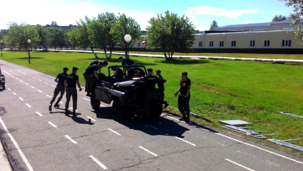 Ces cadets russes démontent une voiture entière en 3,5 minutes - Sputnik Afrique