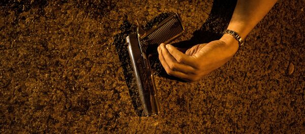 This photo taken on July 15, 2016 shows a gun beside a hand of an alleged drug dealer shot dead by police officers after a drug buy bust operation in Manila. - Sputnik Afrique