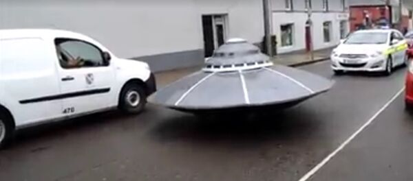 Un ovni coursé par la police irlandaise en pleine rue - Sputnik Afrique