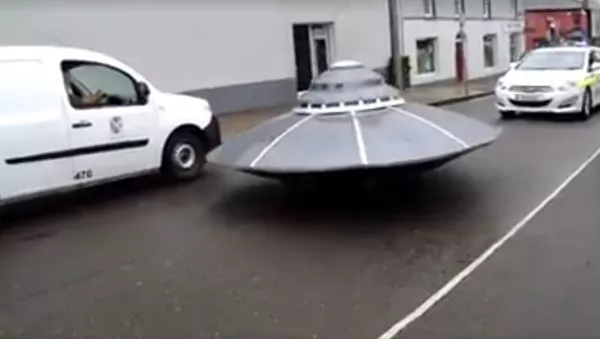 Un ovni coursé par la police irlandaise en pleine rue - Sputnik Afrique