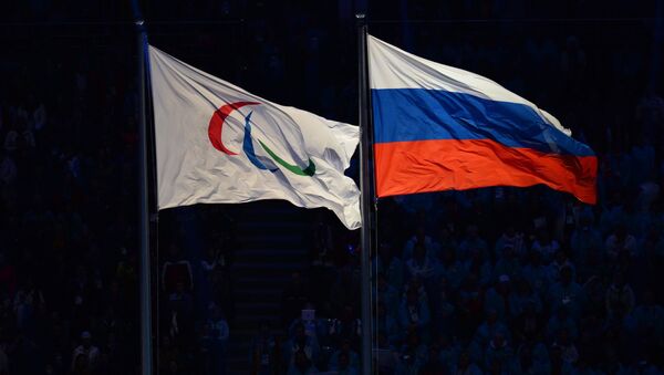 Le drapeau paralympique avec le drapeau russe - Sputnik Afrique