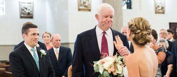 Une fiancée est menée à l'autel par l'homme qui porte le coeur de son père - Sputnik Afrique