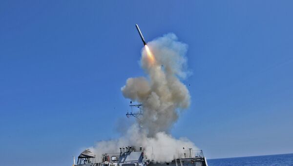 The guided missile destroyer USS Barry (DDG 52) launches a Tomahawk cruise missile - Sputnik Afrique
