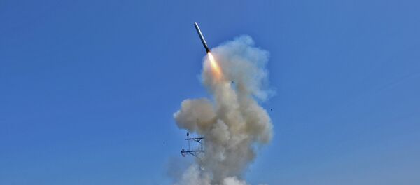 The guided missile destroyer USS Barry (DDG 52) launches a Tomahawk cruise missile - Sputnik Afrique