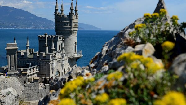 Swallow's Nest is a monument of architecture on top of the Aurora Cliff overlooking the Cape of Ai-Todor in Yalta, the Crimea. - Sputnik Afrique