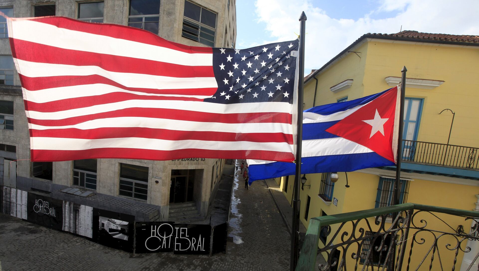 Un drapeau cubain et un drapeau américain au balcon d'un restaurant de La Havana, 19 mars 2016. - Sputnik Afrique, 1920, 15.07.2021