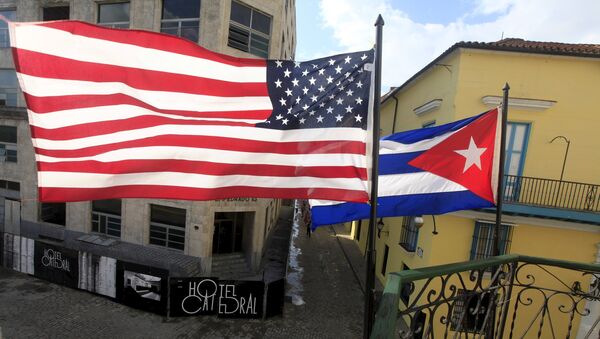 US and Cuban flags are seen on the balcony of a restaurant in downtown Havana, Cuba March 19, 2016. - Sputnik Afrique