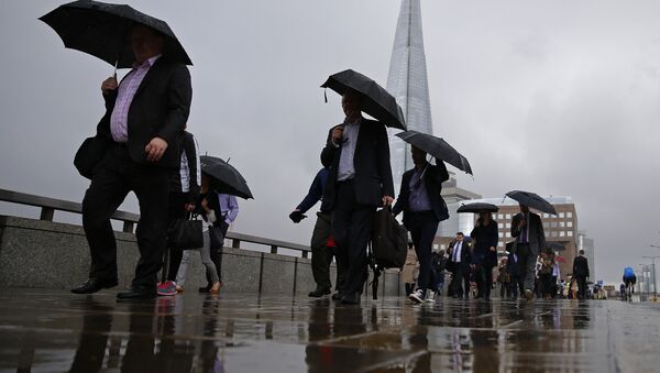 Commuters heading into the City of London walk in the rain across London Bridge, in front of the Shard skyscraper, in central London on June 27, 2016. - Sputnik Afrique