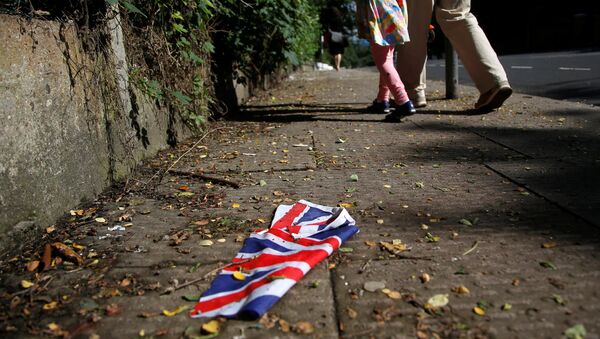 A British flag which was washed away by heavy rains the day before lies on the street in London, Britain, June 24, 2016 after Britain voted to leave the European Union in the EU BREXIT referendum. - Sputnik Afrique