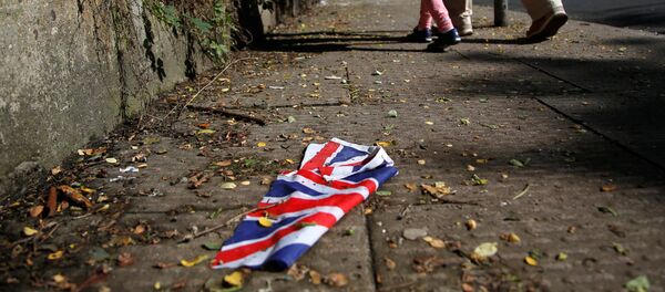 A British flag which was washed away by heavy rains the day before lies on the street in London, Britain, June 24, 2016 after Britain voted to leave the European Union in the EU BREXIT referendum. - Sputnik Afrique