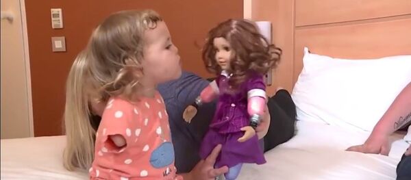 Harmonie-Rose Ivy Allen et sa poupée - Sputnik Afrique