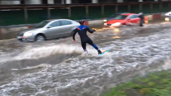 un Russe sillonne les rues inondées dans son wakeboard - Sputnik Afrique