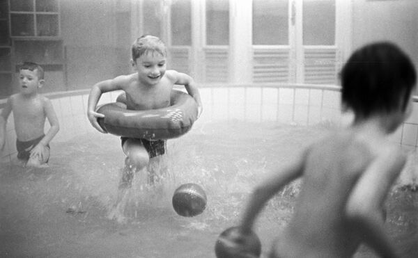 Des enfants de maternelle dans une piscine, ville de Norilsk - Sputnik Afrique
