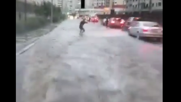 Il fait du wakeboard dans les rues inondées de Moscou - Sputnik Afrique