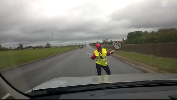 Une agente de la circulation estonienne se met à danser - Sputnik Afrique