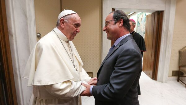 Le président François Hollande rencontre le Pape François - Sputnik Afrique
