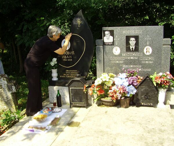 Senka Jovovic sur la tombe de son fils - Sputnik Afrique