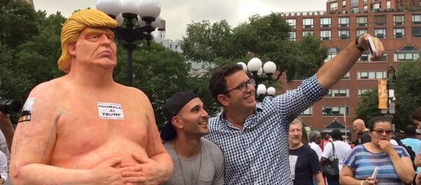 Une statue de Trump nu - Sputnik Afrique