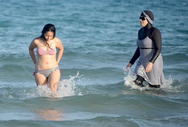 Une femme en burkini - Sputnik Afrique