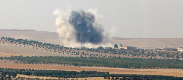 Un nuage de fumée monte depuis la ville frontalière syrienne de Jarablos - Sputnik Afrique