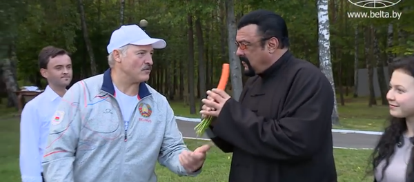 Quand Steven Seagal distribue de la soupe dans une cantine en Biélorussie - Sputnik Afrique