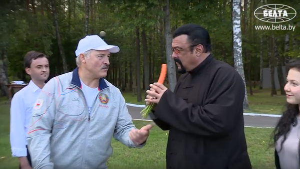 Quand Steven Seagal distribue de la soupe dans une cantine en Biélorussie - Sputnik Afrique