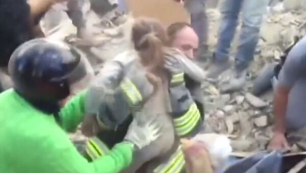 Miraculée: une fillette de 10 ans retrouvée sous les décombres en Italie - Sputnik Afrique