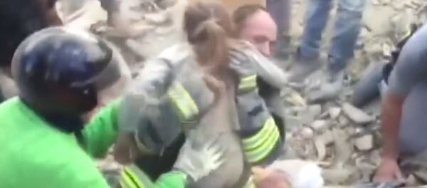 Miraculée: une fillette de 10 ans retrouvée sous les décombres en Italie - Sputnik Afrique