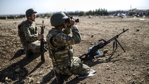 A Turkish soldier uses binoculars to check the Syrian border near the Mursitpinar border crossing on the Turkish-Syrian border in the southeastern town of Suruc, Sanliurfa province, on October 4, 2014 - Sputnik Afrique
