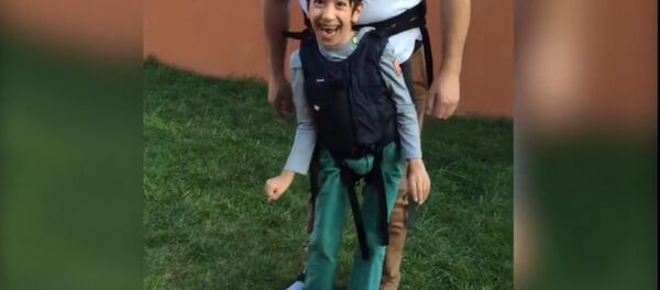 La réaction adorable d'un garçon paralysé faisant ses premiers pas - Sputnik Afrique